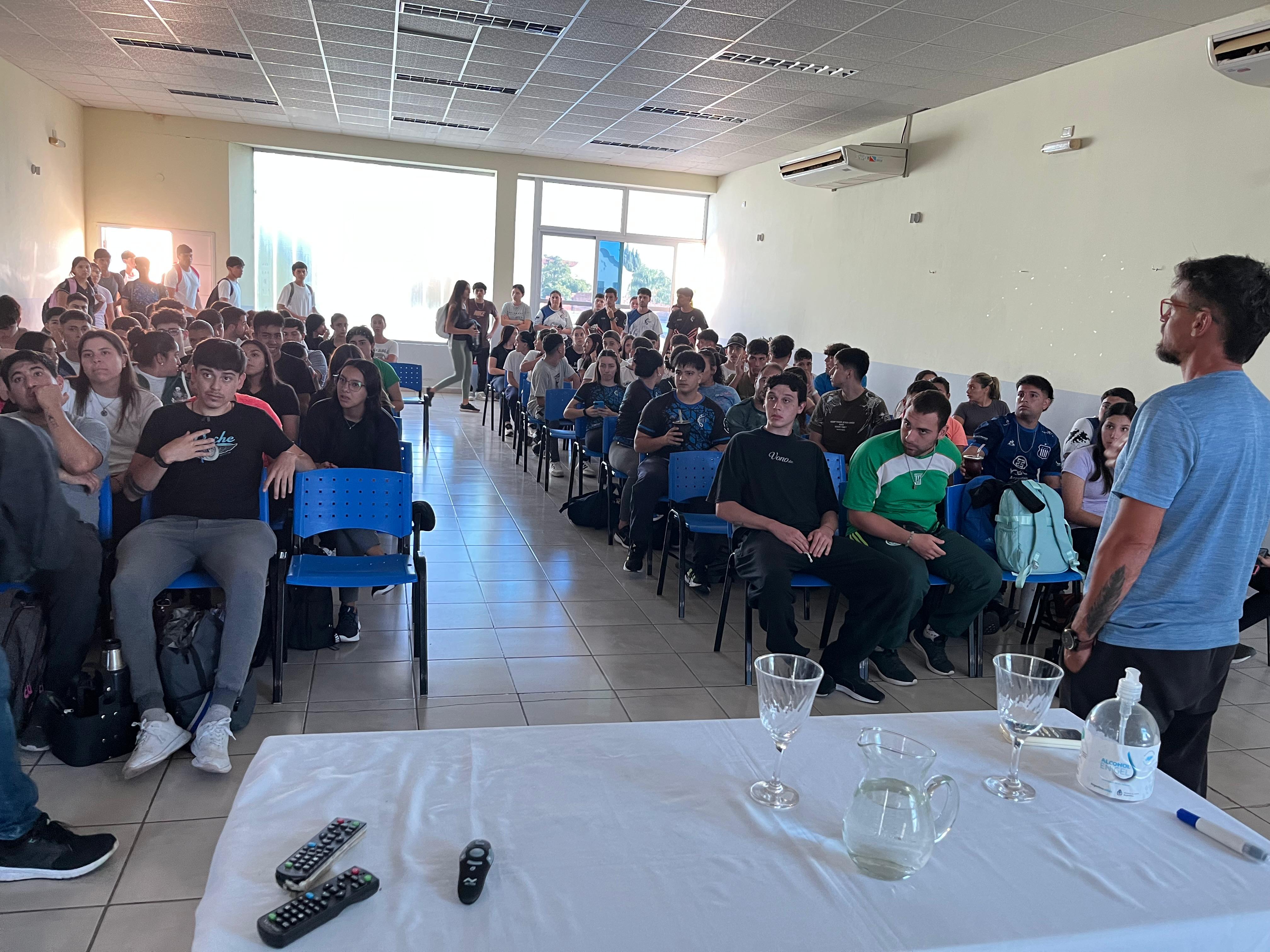 Estudiantes del nivel superior del Instituto Brizuela en Villa Dolores